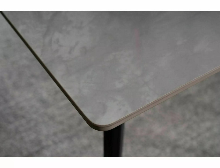 ORION - 140CM MATBORD, GRÅ KERAMIK MED MARMOREFFEKT, SVART METALLSTATIV