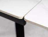 STRUKTUR - 120–180CM MATBORD, VIT KERAMIK MARMOREFFEKT, SVART METALL