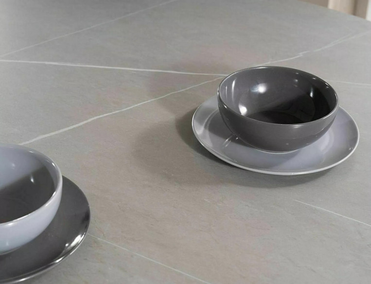 LOGIK - 120CM RUNT MATBORD, GRÅ MARMORLOOK KERAMIK, SVART METALL