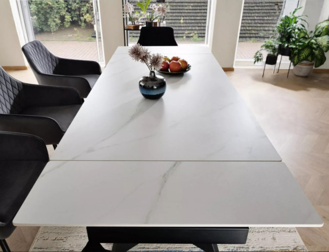 KURVA - 160CM MATBORD, VIT KERAMIK, SVART METALL, UTDRAGSBART TILL 220CM