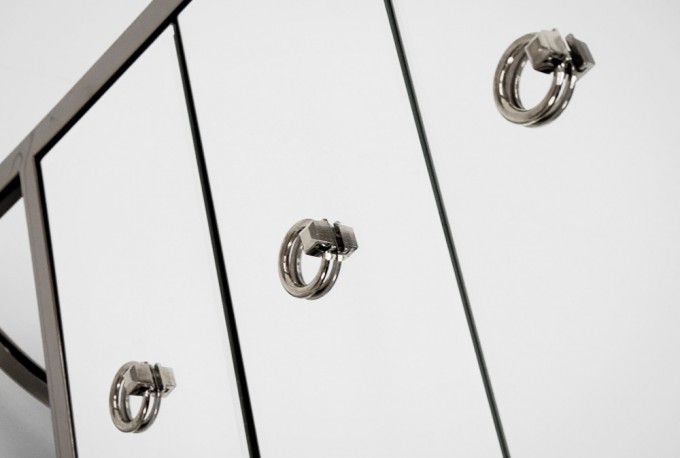 KATI -  81X76CM SIDEBOARD/SKÄNK ROSTFRITT STÅL I SILVER/VITT GLAS