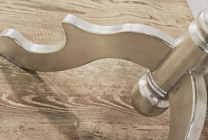 BODIL - Ø65CM SILVERLACKERAT SIDOBORD I TRÄ