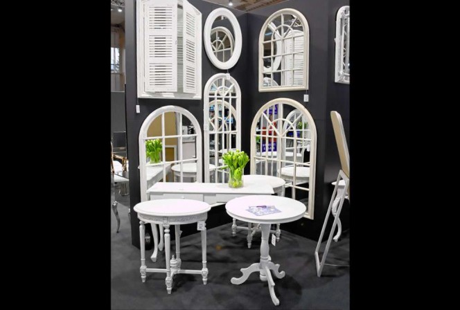 BODIL - Ø65CM VITLACKERAT SIDOBORD I TRÄ