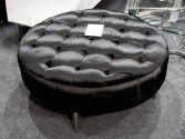 KAYA - 90X90CM RUND SITTPALL I SVART SAMMET
