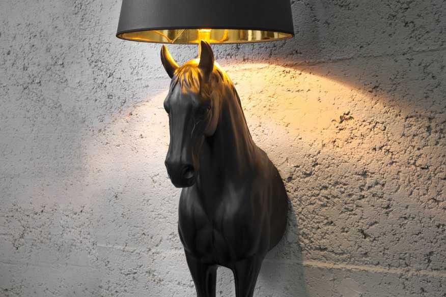 Pegas - helsvart golvlampa