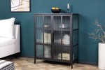 PLUM - 102 cm vitrinskåp i svart stål/räfflat glas