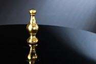 CLAIRE - 66 cm sidobord i guld/glasskiva