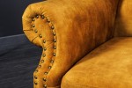 GEORGE - 85 cm chesterfield-fåtölj i senapsgul sammet