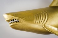 SHARK - 105 cm vänsterhängd haj-skulptur i guldfärg
