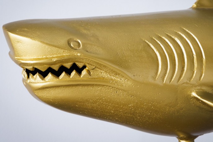 SHARK - 100 cm haj-skulptur i guldfärg