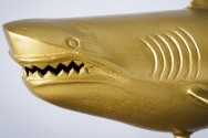 SHARK - 100 cm haj-skulptur i guldfärg