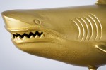 SHARK - 100 cm haj-skulptur i guldfärg