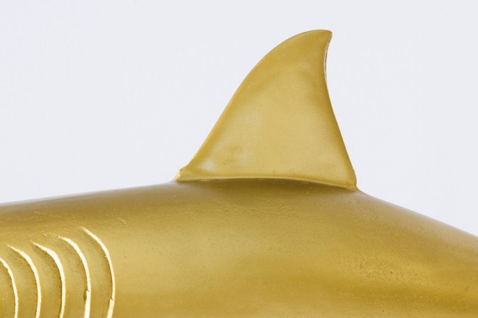 SHARK - 100 cm haj-skulptur i guldfärg