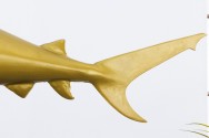 SHARK - 100 cm haj-skulptur i guldfärg