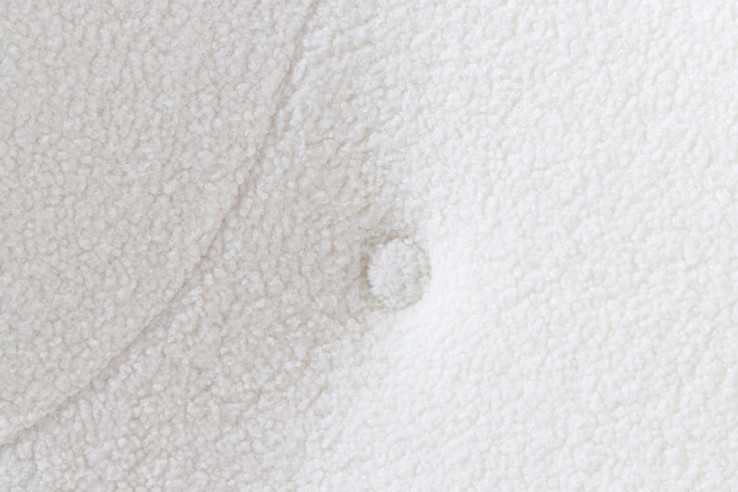  VIT BOUCLÉ MED GULDFÄRGAD DETALJ