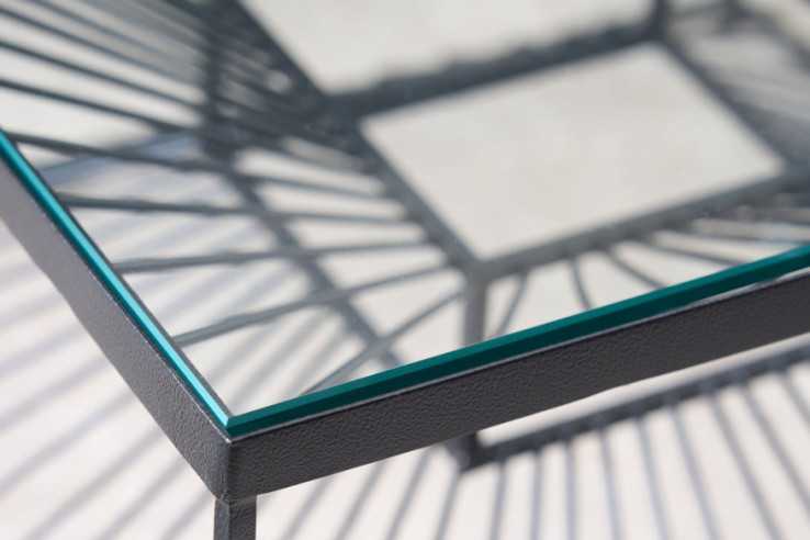  RÖKTONAT GLAS & SVART METALL