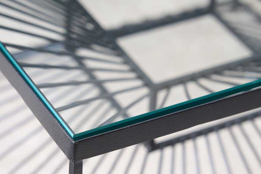  RÖKTONAT GLAS & SVART METALL