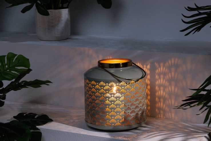  PASTELLGRÖN MED GULDDETALJER