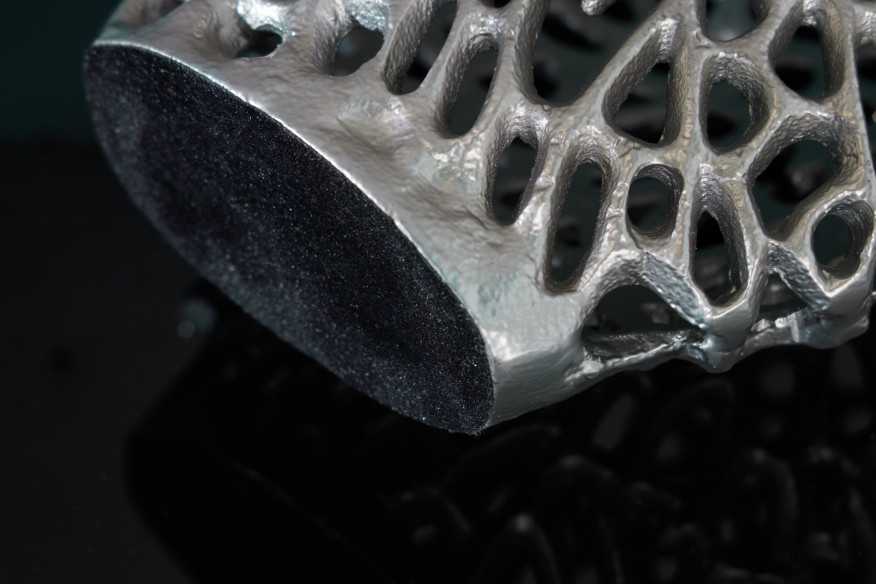  SILVERFÄRGAD METALL