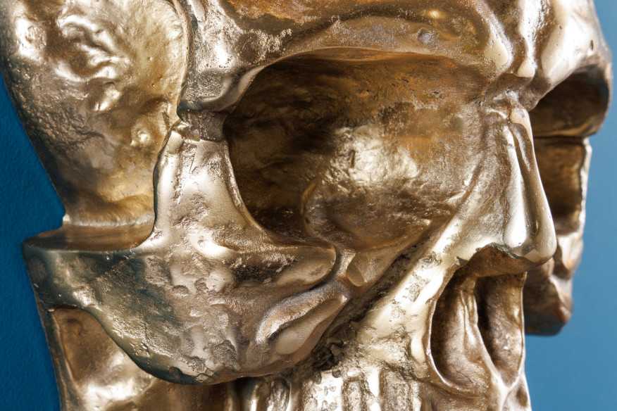  SKALLSKULPTUR I GULD