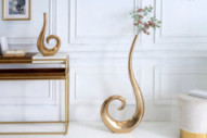 GULD FÄRGMETALL I SKULPTURAL DESIGN