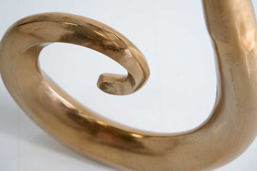  GULD FÄRGMETALL I SKULPTURAL DESIGN