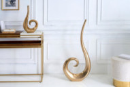  GULD FÄRGMETALL I SKULPTURAL DESIGN